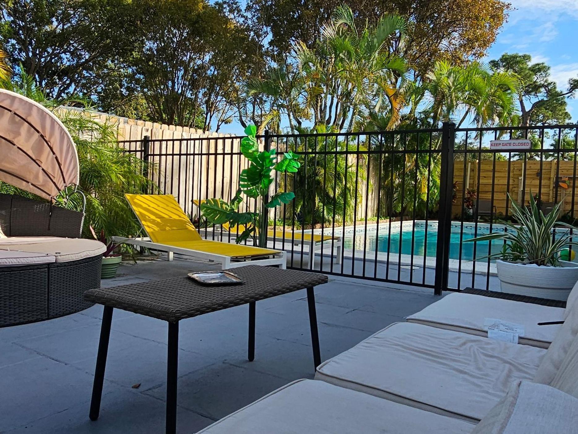 Equipped House W Pool & Patios, Near The Beaches, Prime Location- Ideal For Small Families, Coastal Haven Fort Lauderdale