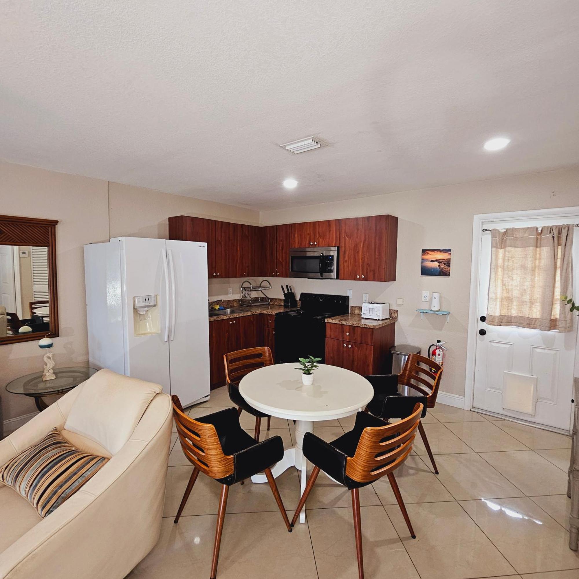 Coastal Haven: Family-friendly House With Pool Near Beaches *