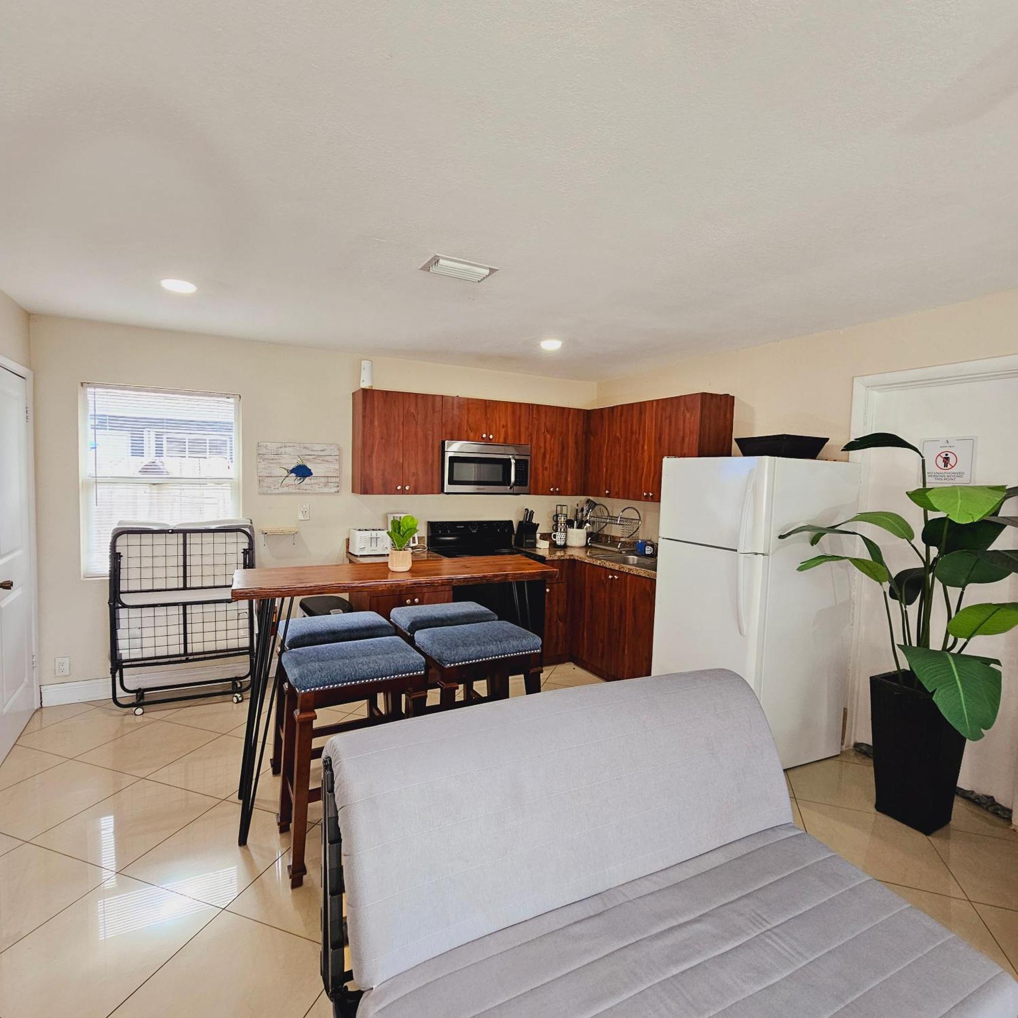 Equipped House W Pool & Patios, Near The Beaches, Prime Location- Ideal For Small Families, Coastal Haven Apartamento *