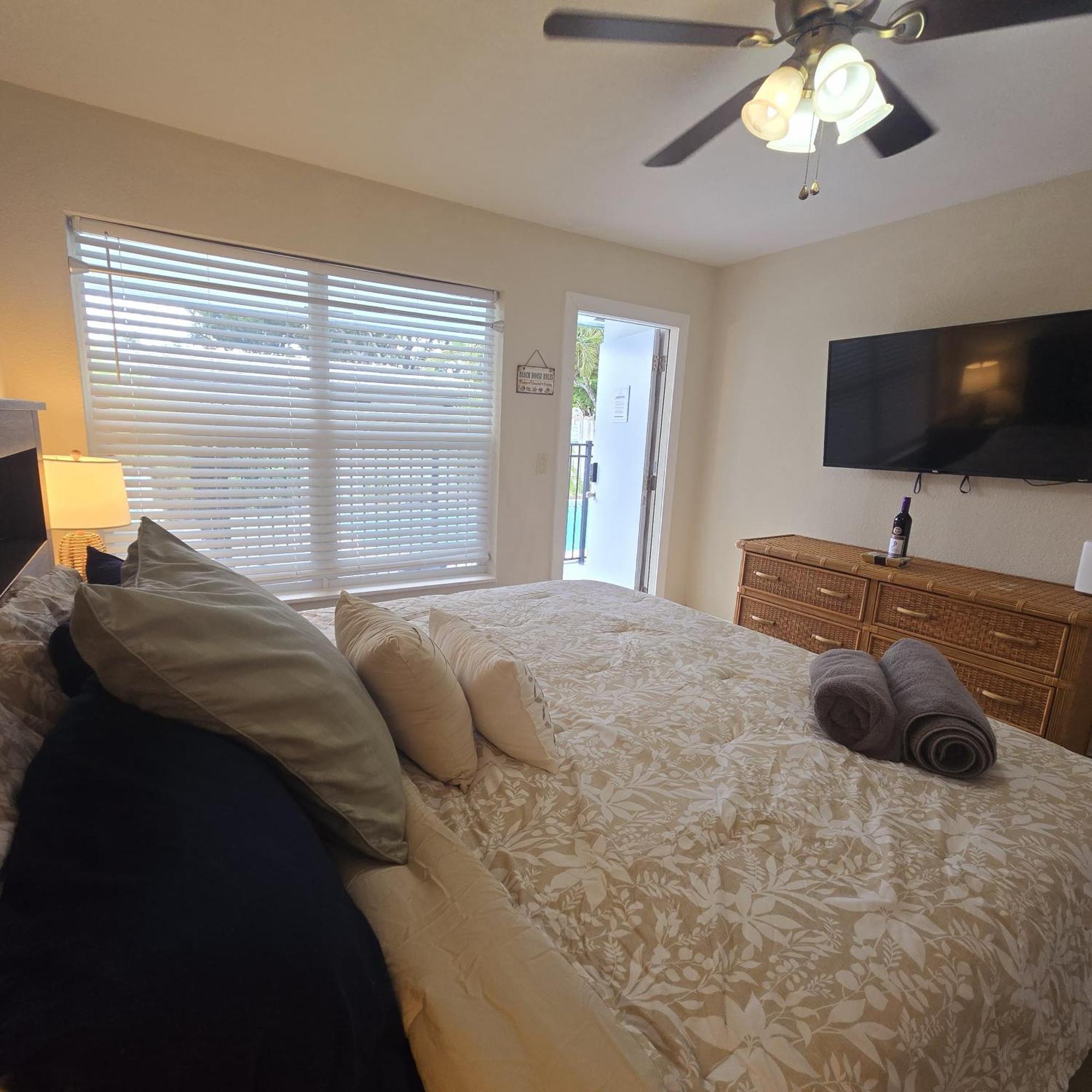 Equipped House W Pool & Patios, Near The Beaches, Prime Location- Ideal For Small Families, Coastal Haven * Fort Lauderdale