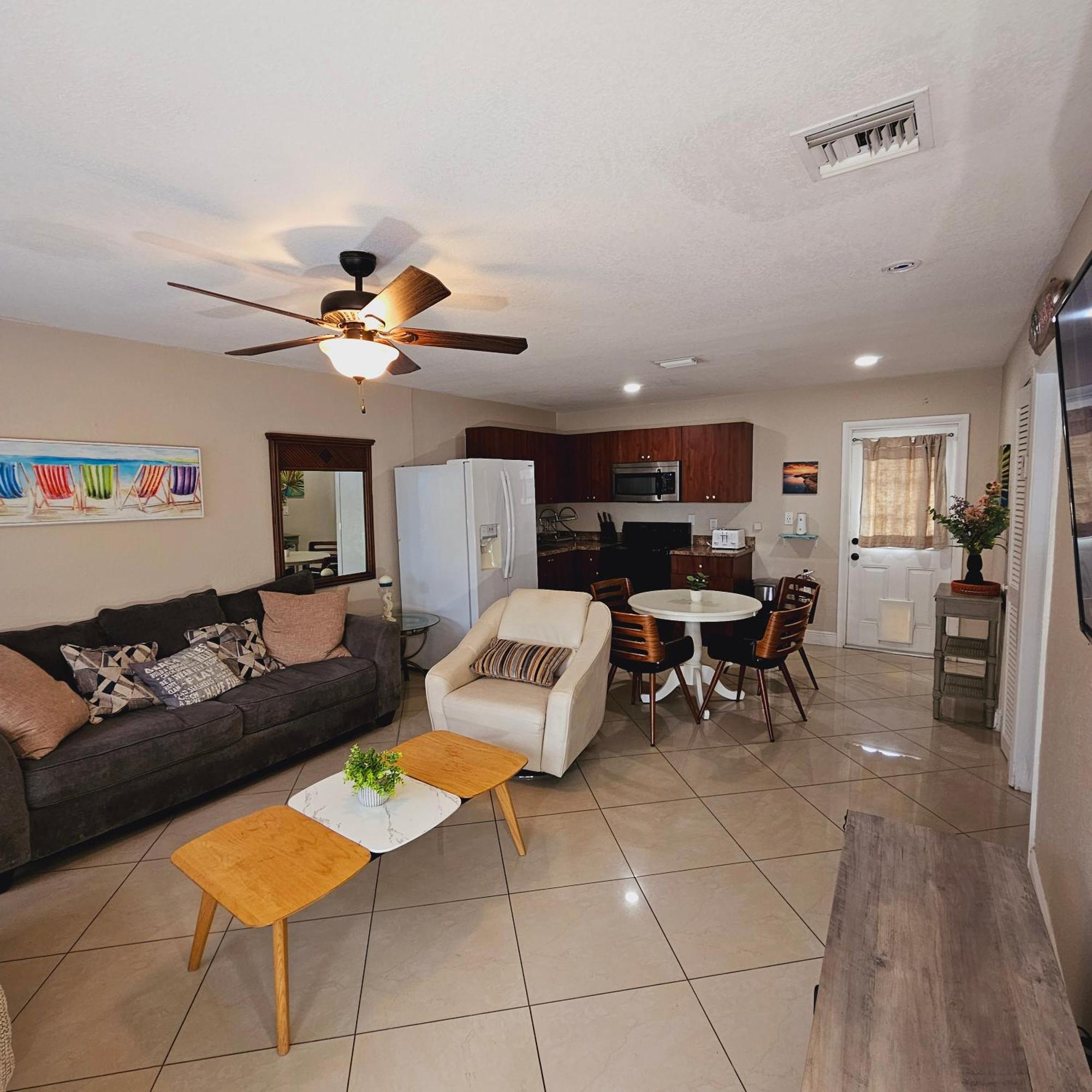 Apartment Equipped House W Pool & Patios, Near The Beaches, Prime Location- Ideal For Small Families, Coastal Haven Fort Lauderdale