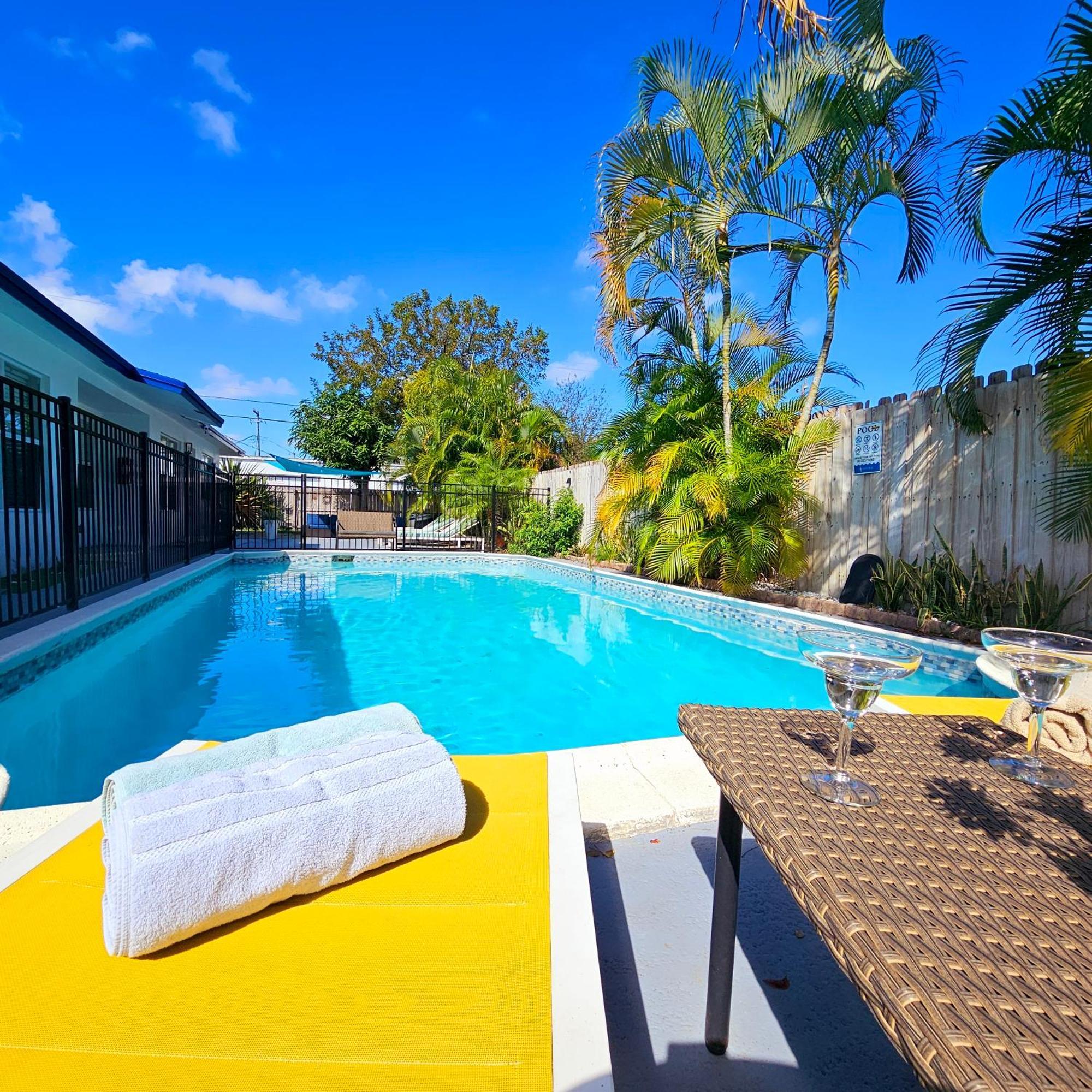Equipped House W Pool & Patios, Near The Beaches, Prime Location- Ideal For Small Families, Coastal Haven * Fort Lauderdale