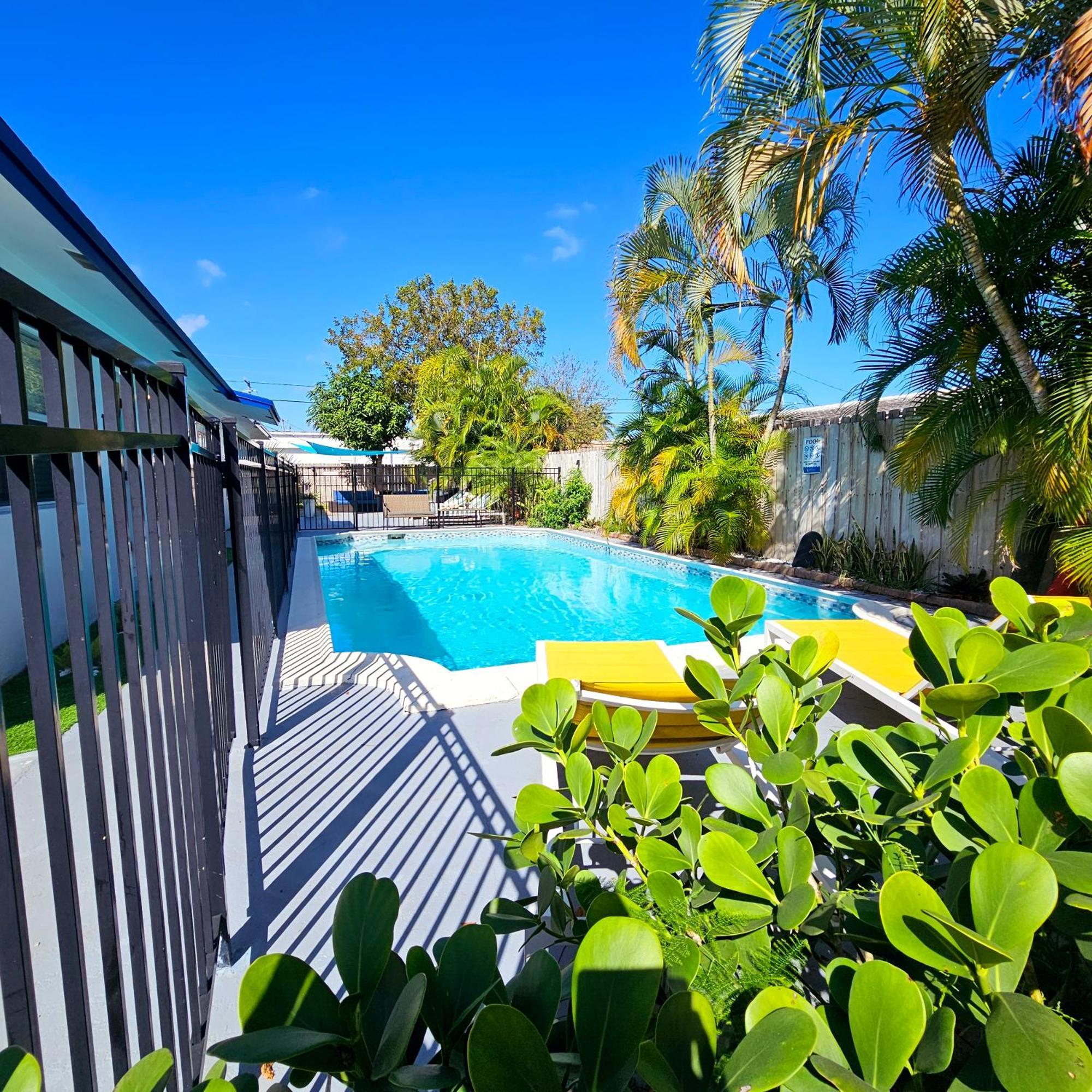 Equipped House W Pool & Patios, Near The Beaches, Prime Location- Ideal For Small Families, Coastal Haven Fort Lauderdale